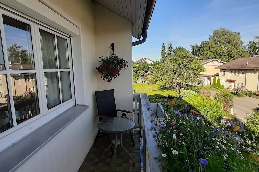 Ganze Wohnung, Ferienwohnung bis 3 Personen, 1. sep. Schlafzimmer, Südbalkon mit Bergblick in Schnaitsee, Landkreis Traunstein