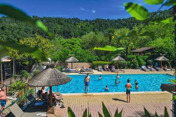 Gîte pour 4 personnes, avec jardin ainsi que piscine et terrasse à Ribes