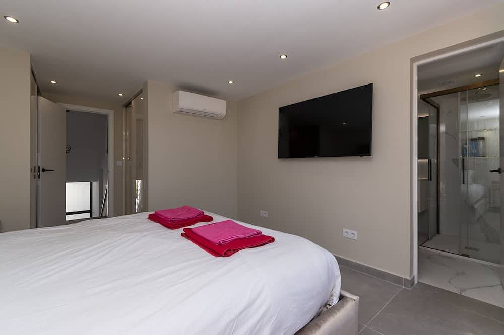 Modern 3 Bedroom Villa by Tenerife Villas Online Co Uk in Playa Puerto Colón, Adeje