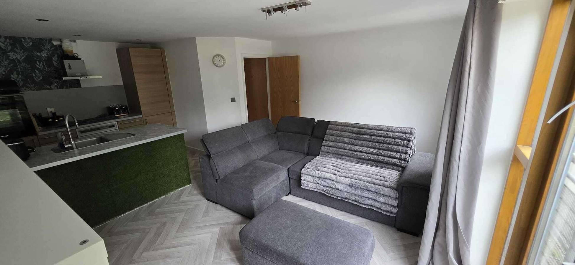 Entire holiday apartment, Pet Friendly 2-Bed Apt, Sleeps 3 with Parking in South Yorkshire