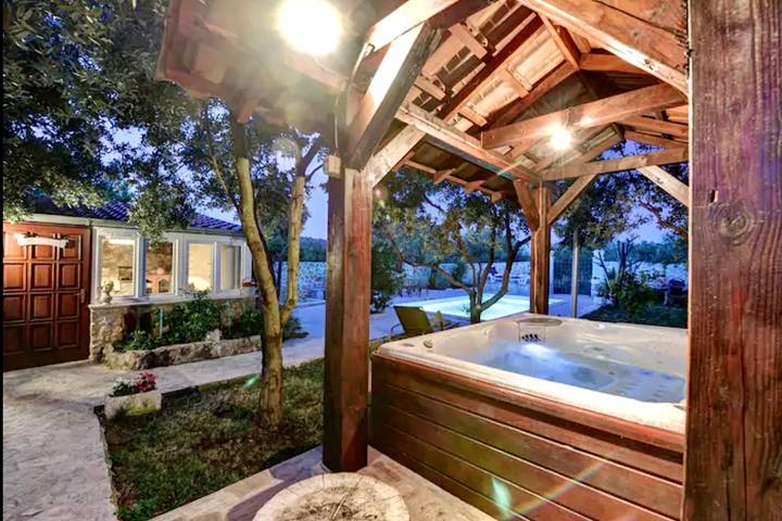 Ferienhaus für 9 Personen, mit Pool auf Pasman