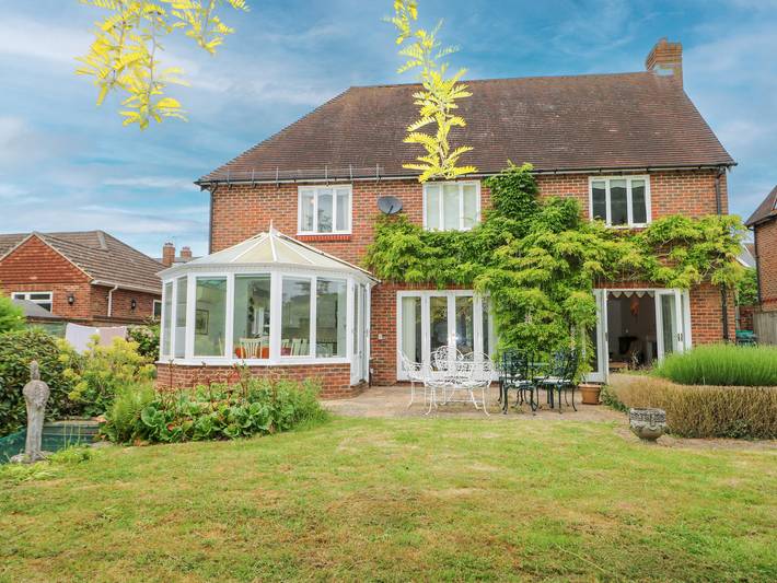 Cottage for 10 people, with garden, with pets in Tenterden