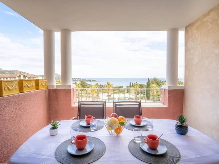 Gîte pour 4 personnes, avec terrasse ainsi que jardin et piscine dans Gare Du Dramont