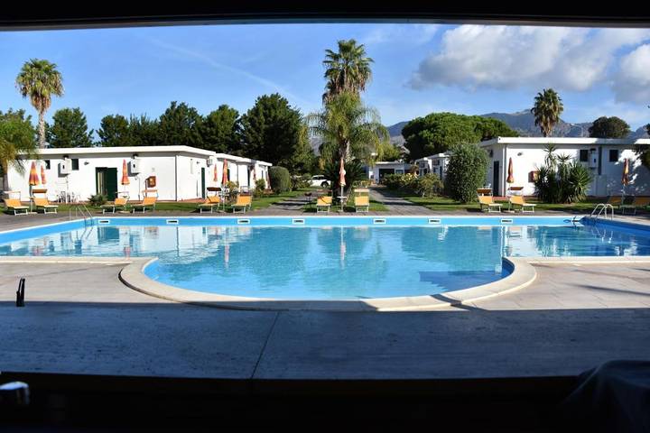 Appart’hôtel pour 2 personnes, avec Balcon et Terrasse ainsi que Jardin et Piscine