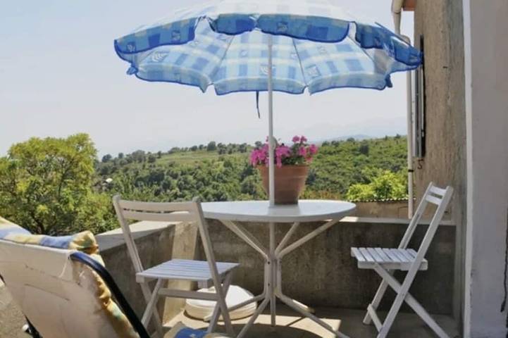 Gîte pour 6 personnes, avec balcon à Tallone