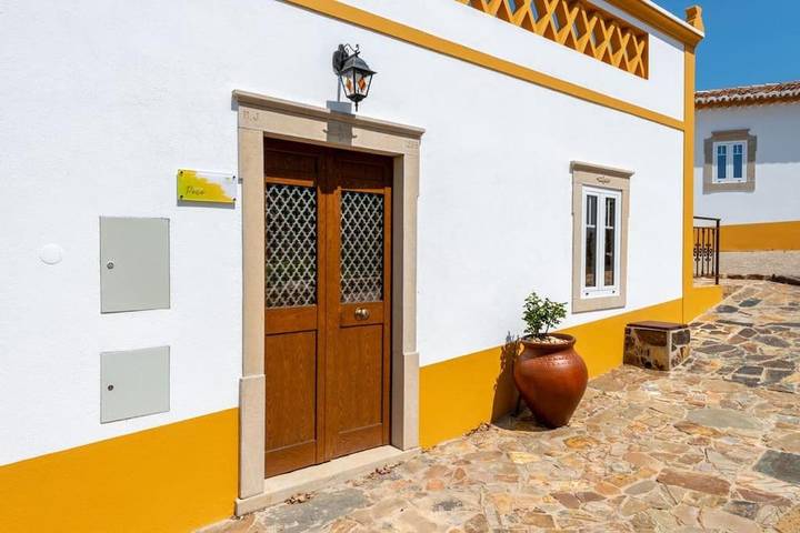 Location de vacances pour 4 personnes, avec jardin ainsi que vue et piscine dans Salir - 2