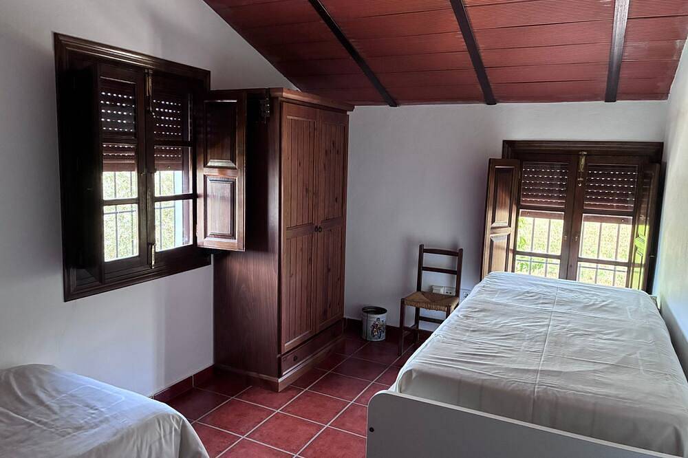 Rural house surrounded by olive trees a few kms from Antequera. in Antequera, Málaga Province
