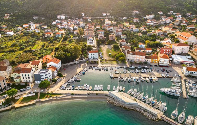 Acogedor apartamento con vistas al mar, piscina y terraza cerca de Preko in Preko, Isla de Ugljan