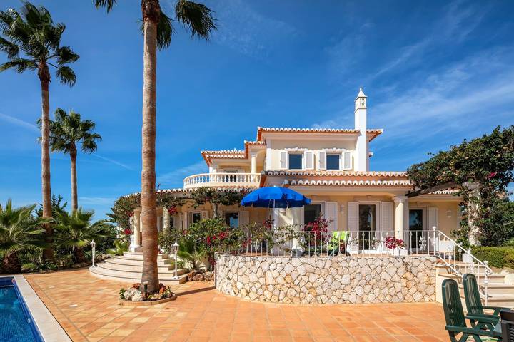 Villa West | Prestige 3 Bedroom Villa | Distant Sea Views | Perfect for Families in Carvoeiro, Lagoa e Carvoeiro