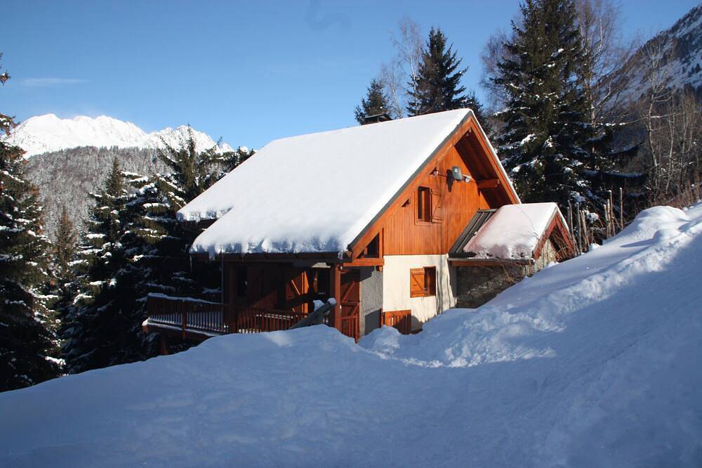 Luxury detached 12-person chalet, few steps from the slopes in heart Alpe d'Huez in Oz, Écrins National Park