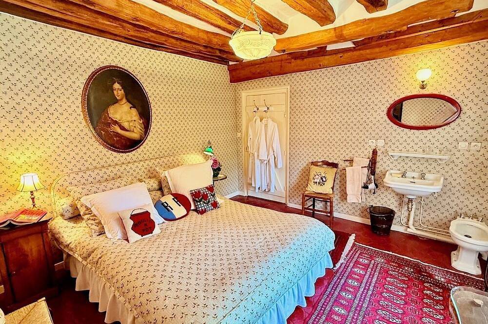 Elegant Mill Compound, 1 hr from Paris. Sleep 20, Events for 50 - an extra fee. in Méréville, Essonne
