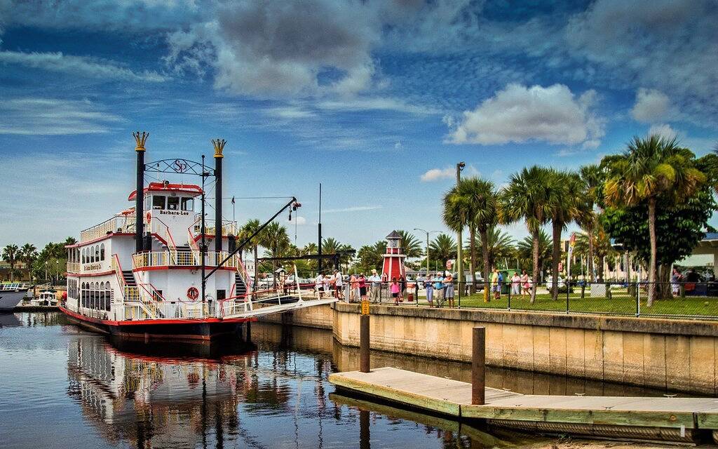 Downtown Floating Bungalow Historic Sanford Lake Monroe Marina in Seminole County
