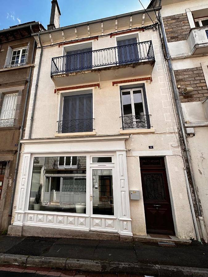 Appartement entier, Two-Bedroom Apartment in Vic-sur-Cère, Région d'Aurillac