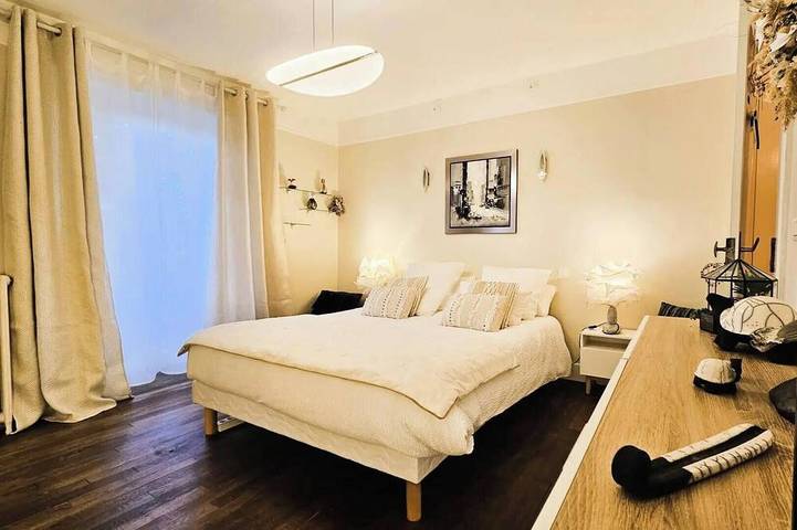 Location de vacances pour 6 personnes, avec terrasse à La Roche-Canillac - 3