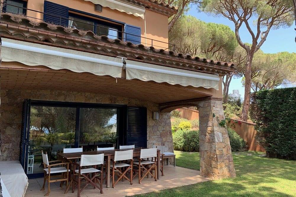 Schitterende villa nabij zee Calella de Palafrugell, tuin en zwembaden in Palafrugell, Costa Brava