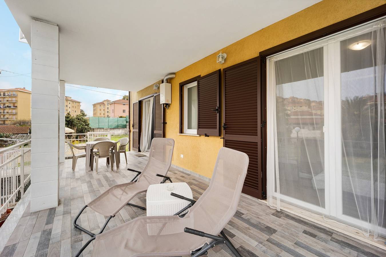Ganze Wohnung, Ferienhaus 'Il Gattino Di Porto Appartamento 2' mit Gemeinschaftspool, Wlan und Klimaanlage in Porto Maurizio, Imperia