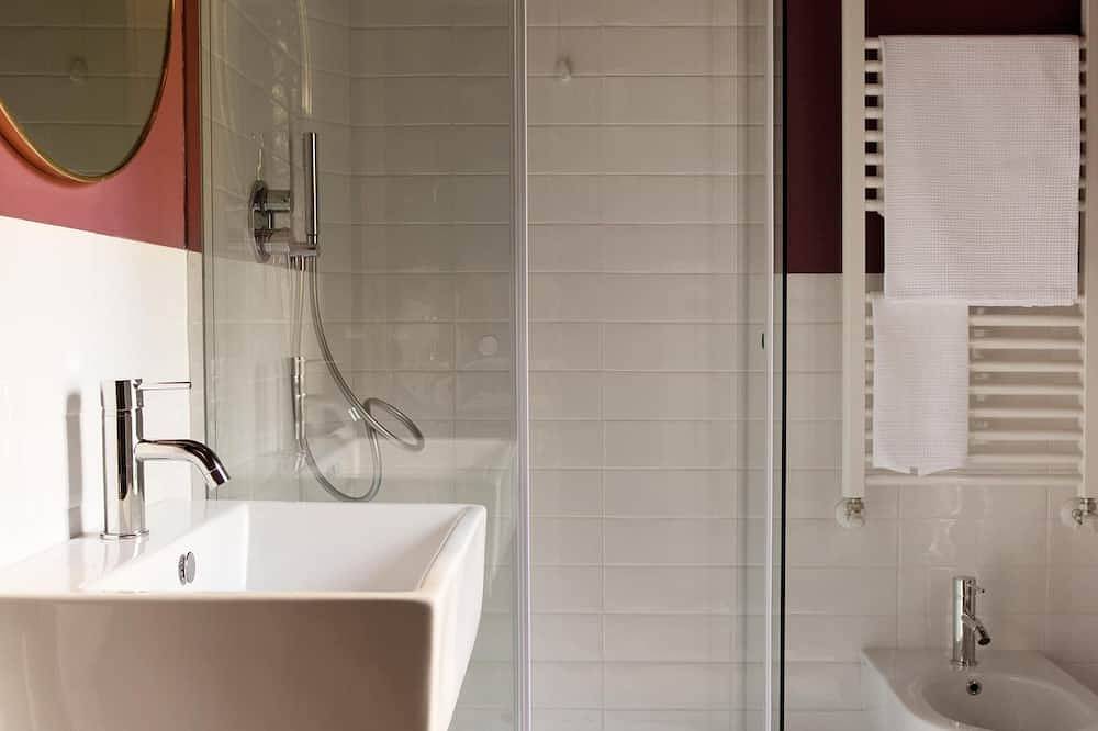 Hel lejlighed, Suite \"Agone\" at 2 steps from the lake - Resort with lounge bar, swimming pool and beach in Riva (Faggeto Lario), Faggeto Lario