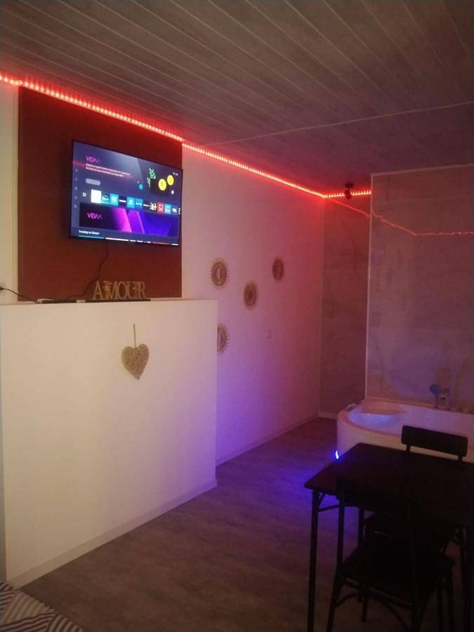 Gîte pour 2 personnes, avec Balcon ainsi que Jacuzzi et Terrasse à Uzer - 2