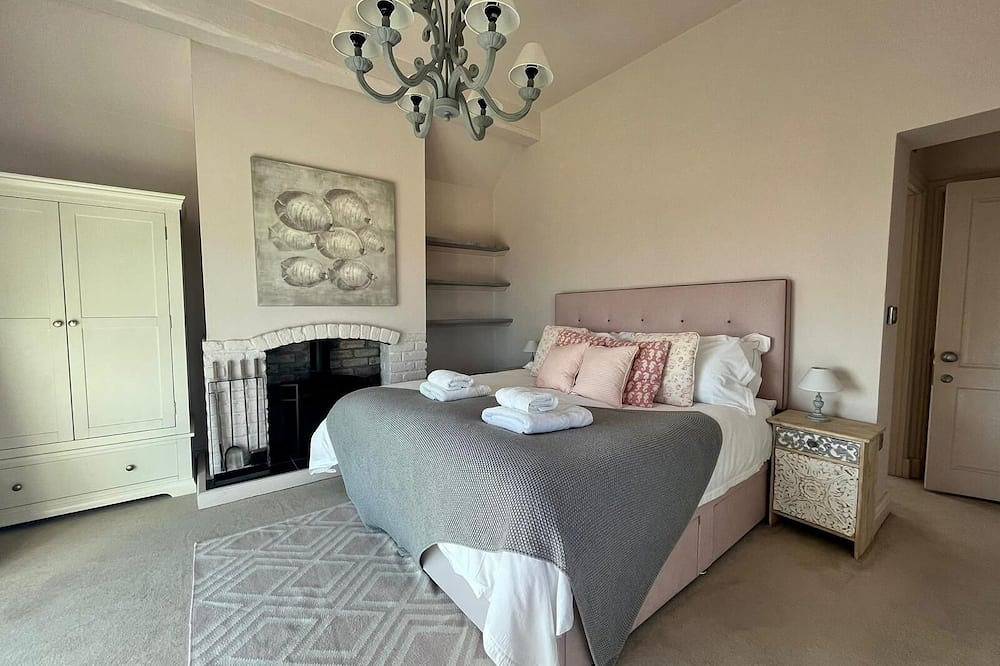 Stunning luxury stay, with hot tub, tennis court and sea views. Sleeping 16-18. in Rhoscolyn, Isle of Anglesey