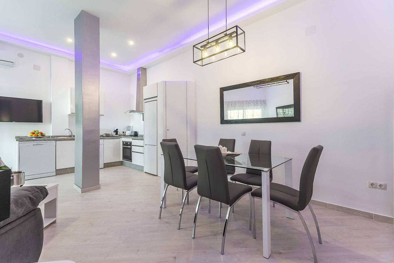 Apartamento entero, Apartamento "Pueblo Marinero Apt 2" que admite mascotas, con terraza y Wi-Fi in Benalmádena, Costa del Sol