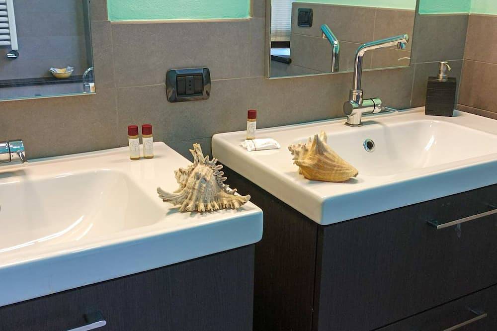 Ganze Wohnung, Simone Ferienwohnung mit Seeblick in Acquaseria, Comune di San Siro