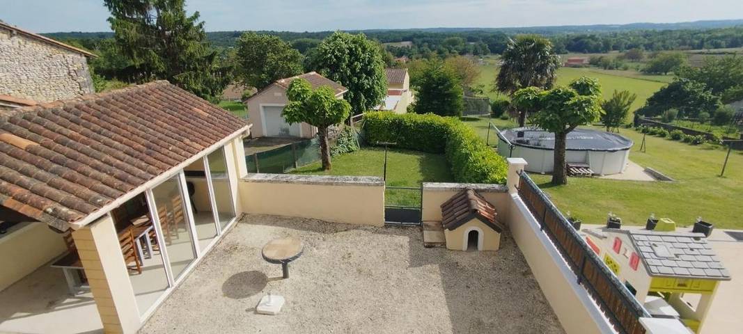 Location de vacances pour 6 personnes, avec terrasse ainsi que vue et jardin, animaux acceptés à Grand-Brassac