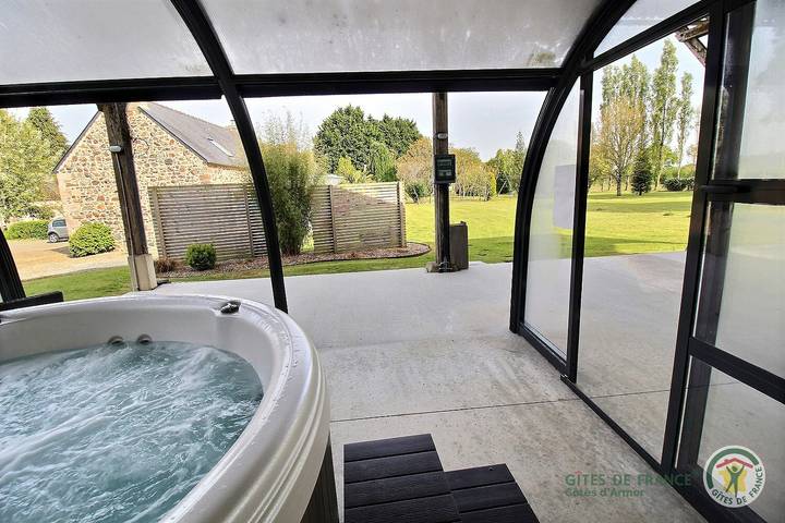 Gîte pour 2 personnes, avec Jacuzzi ainsi que Terrasse et Jardin à Lohuec