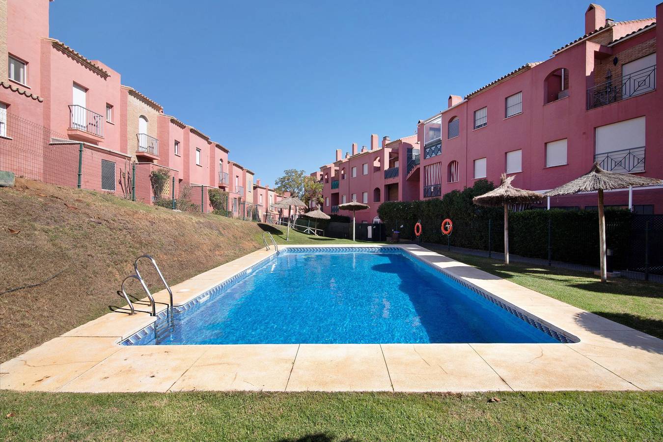 Luminoso Duplex sul Campo da Golf con Piscina Condominiale, Terrazza Privata e Aria Condizionata in Islantilla, Isla Cristina