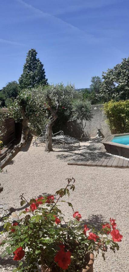 Location saisonnière avec piscine et terrasse au pied du luberon in Lauris, Parc naturel régional du Luberon