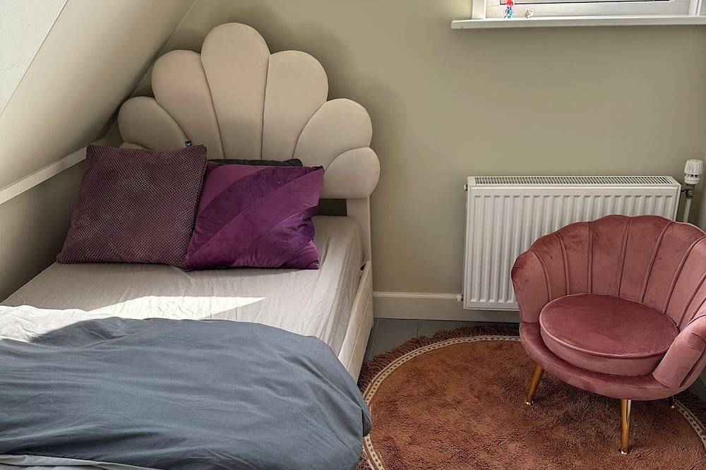 3-bedroom building in tranquil Medemblik with Wifi in Medemblik, Ijsselmeer