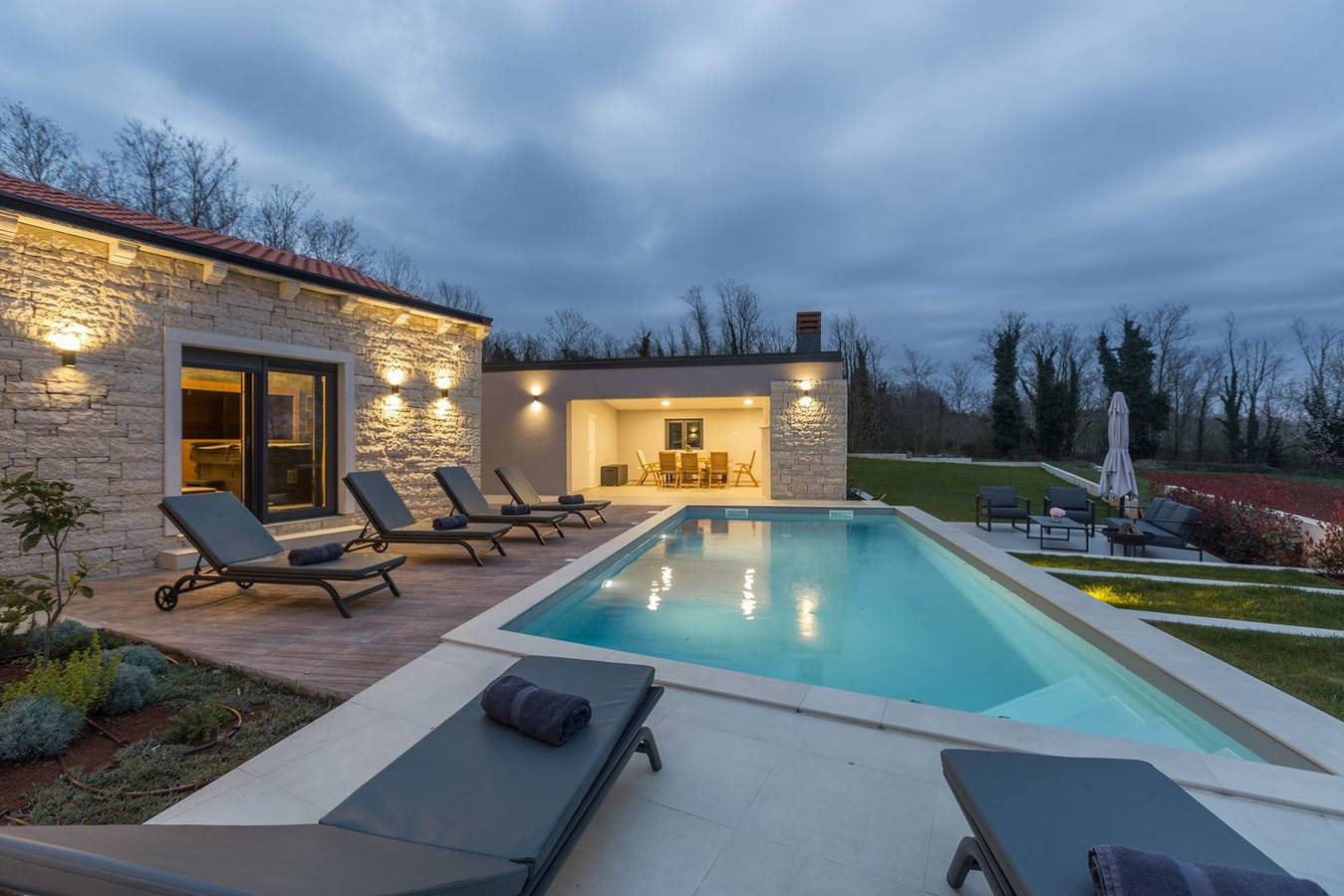 Villa Harmony mit Pool, Sauna und Whirlpool in Sveti Lovreč Pazenatički, Zentralistrien