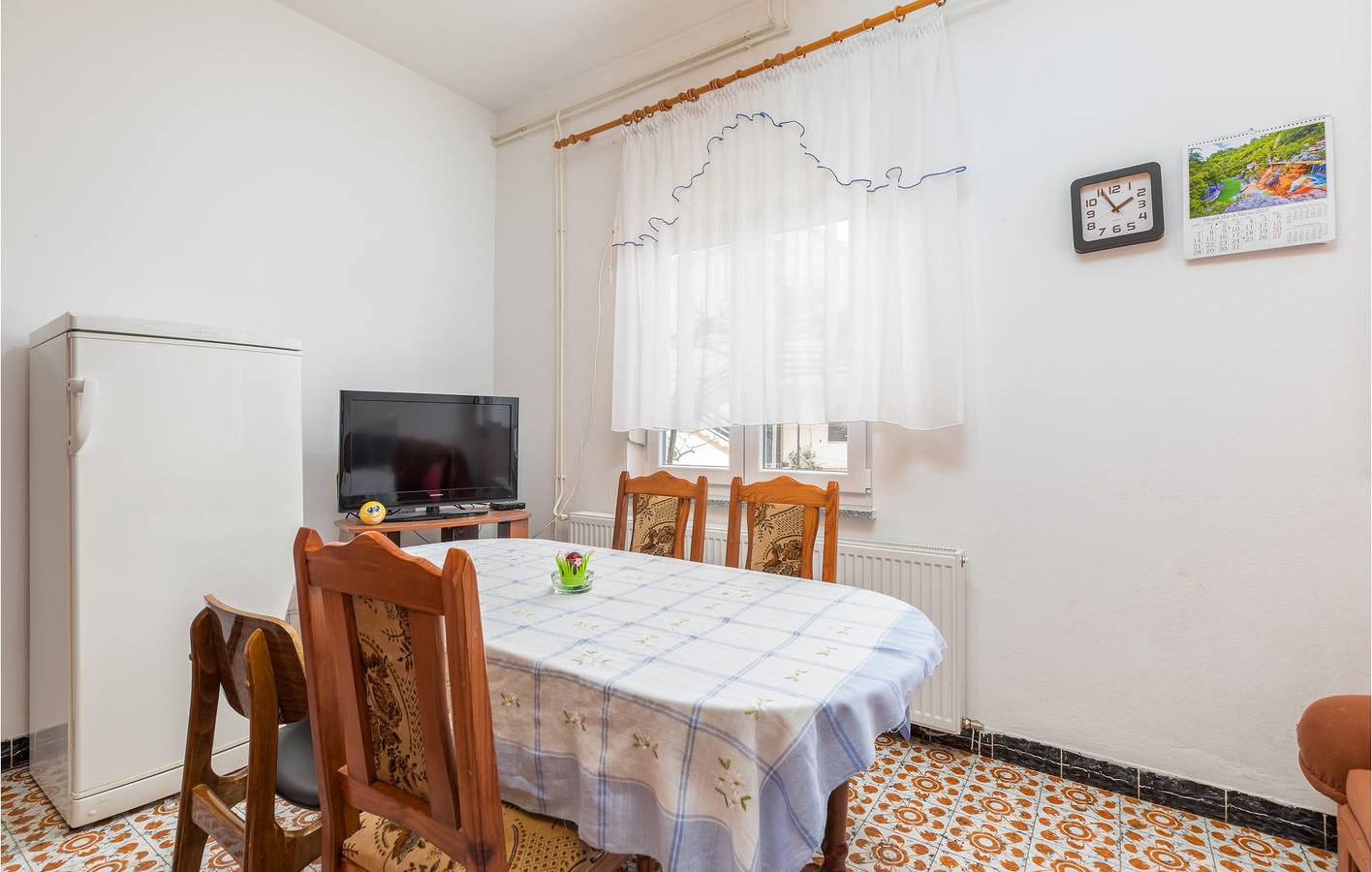 Ganze Ferienwohnung, Gemütliche Erdgeschosswohnung mit Terrasse, 2,5 km vom Strand entfernt in Valbandon, Südküste Istrien