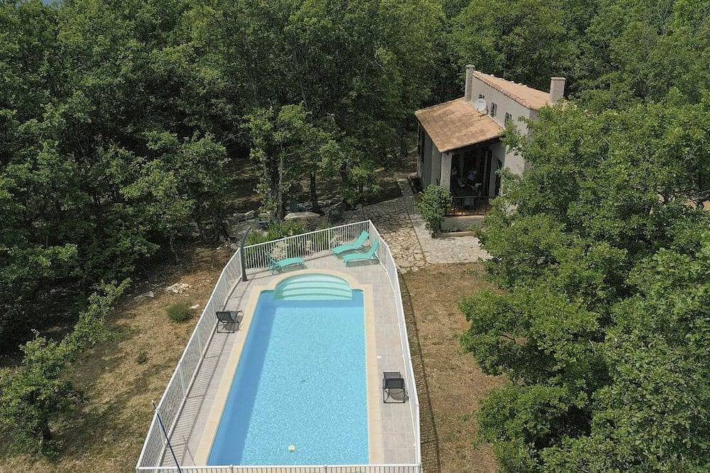 La petite Chaume in the woods amid lavender fields in Vachères, Regionaler Naturpark Luberon