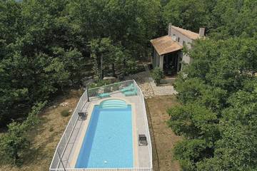 Location de vacances pour 8 personnes, avec terrasse et jardin, animaux acceptés à Vachères