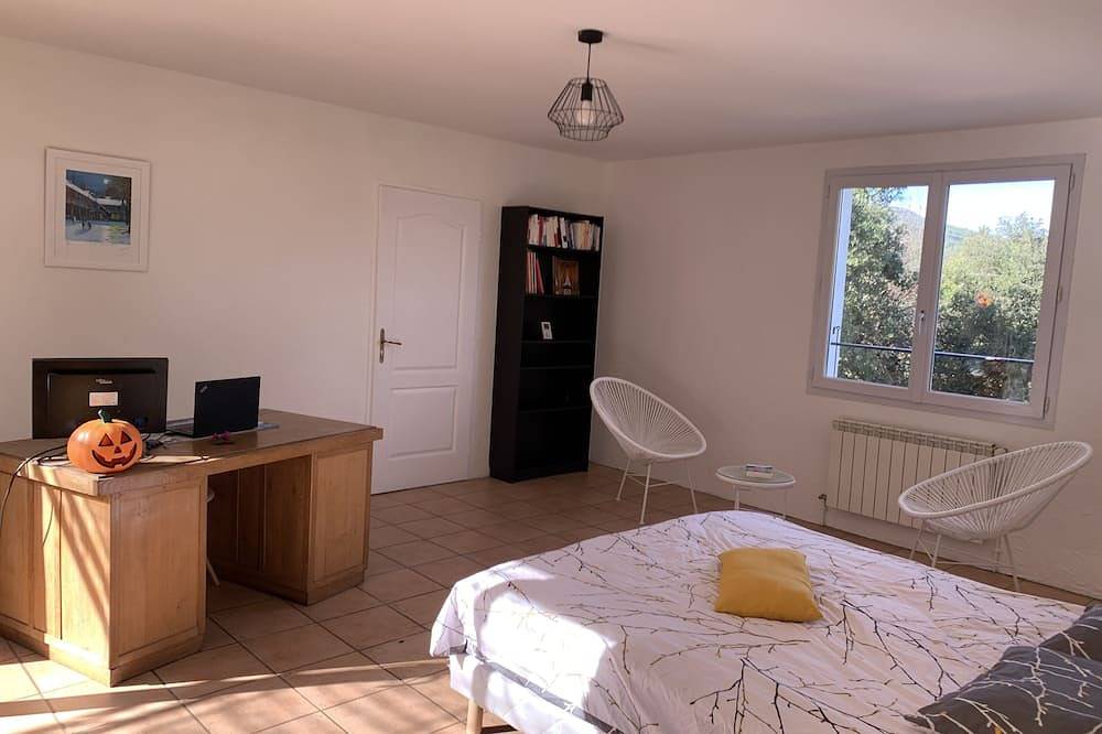 La Maison Noz, bastide with swimming pool, ideal for friends and families in Besse-sur-Issole, Brignoles region