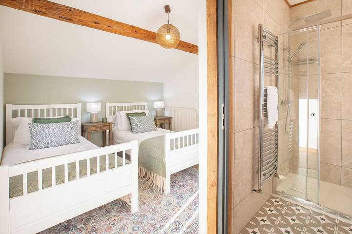 Luxury Mountain Chalet with Private Spa & Cinema Room, sleeps 10 in Essert-Romand, Les Portes du Soleil