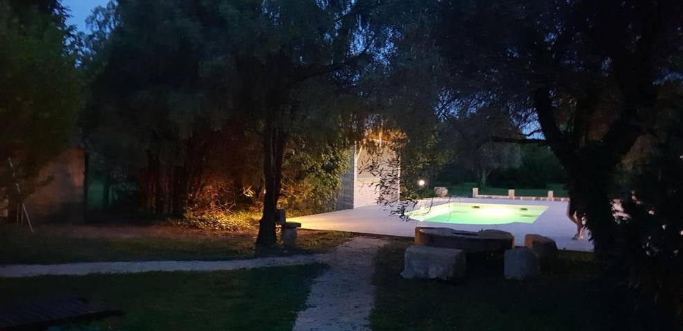 Location de vacances pour 2 personnes, avec terrasse et jardin ainsi que vue et piscine à Beaucaire - 3