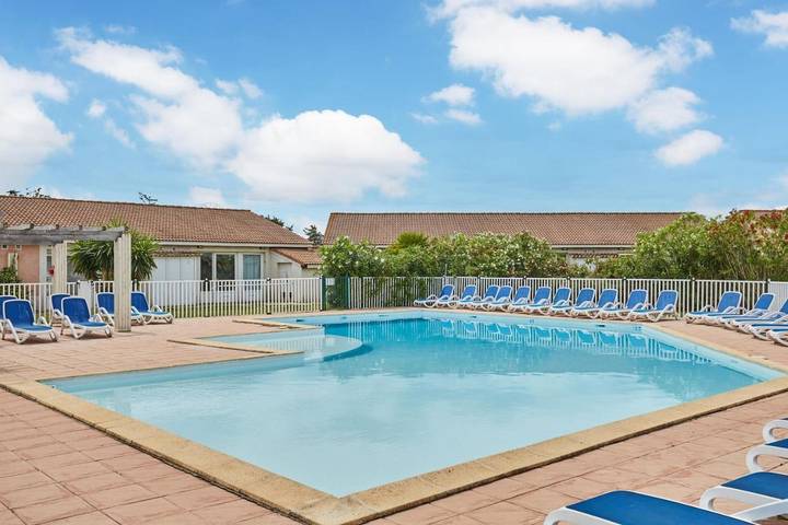 Appart’hôtel pour 6 personnes, avec jardin et terrasse ainsi que piscine et sauna
