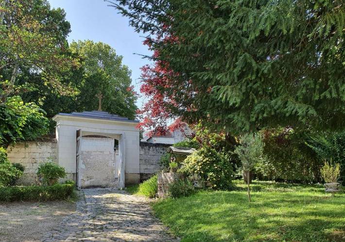 Chambre d’hôte pour 2 personnes, avec Balcon et Terrasse ainsi que Jardin et Vue dans Château de Loches Château de la Loire