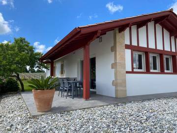 Gîte pour 4 personnes, avec terrasse et jardin à Souraïde