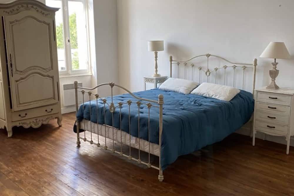 Gite with lovely view of the harbour, all comforts, 10/12 pers, ideal for family or friends in Mortagne-sur-Gironde, Saintes region