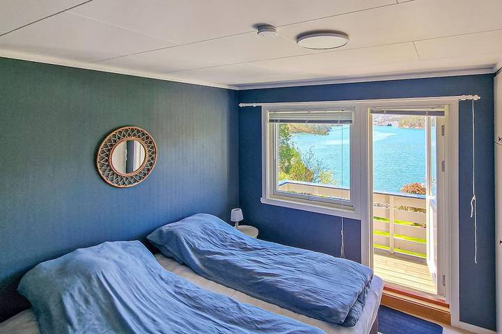 Beach front home in ølve with WiFi in Hardangerfjord