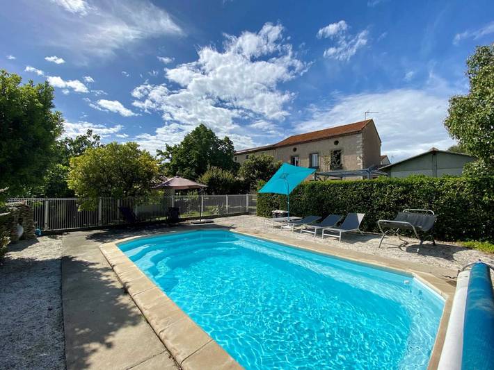 Gîte pour 7 personnes, avec Terrasse ainsi que Jardin et Piscine