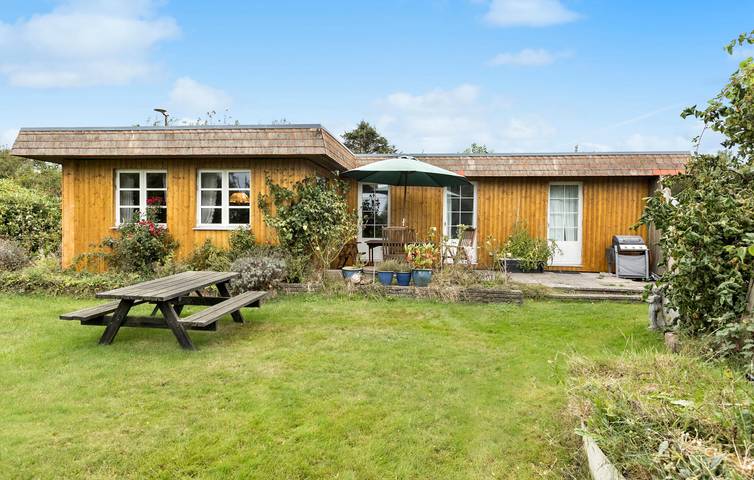 Ferieudlejning for 4 personer, med Terrasse og Have i Kegnæs