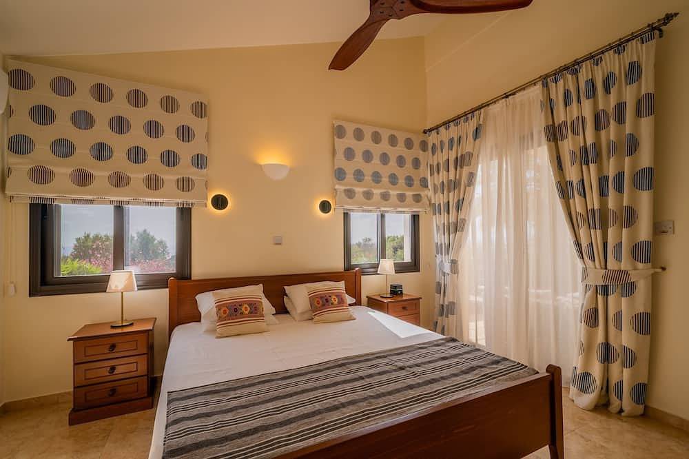 Villa Pleiades - sea views, private pool & hot tub in Kouklia Pafou, Chypre du Sud