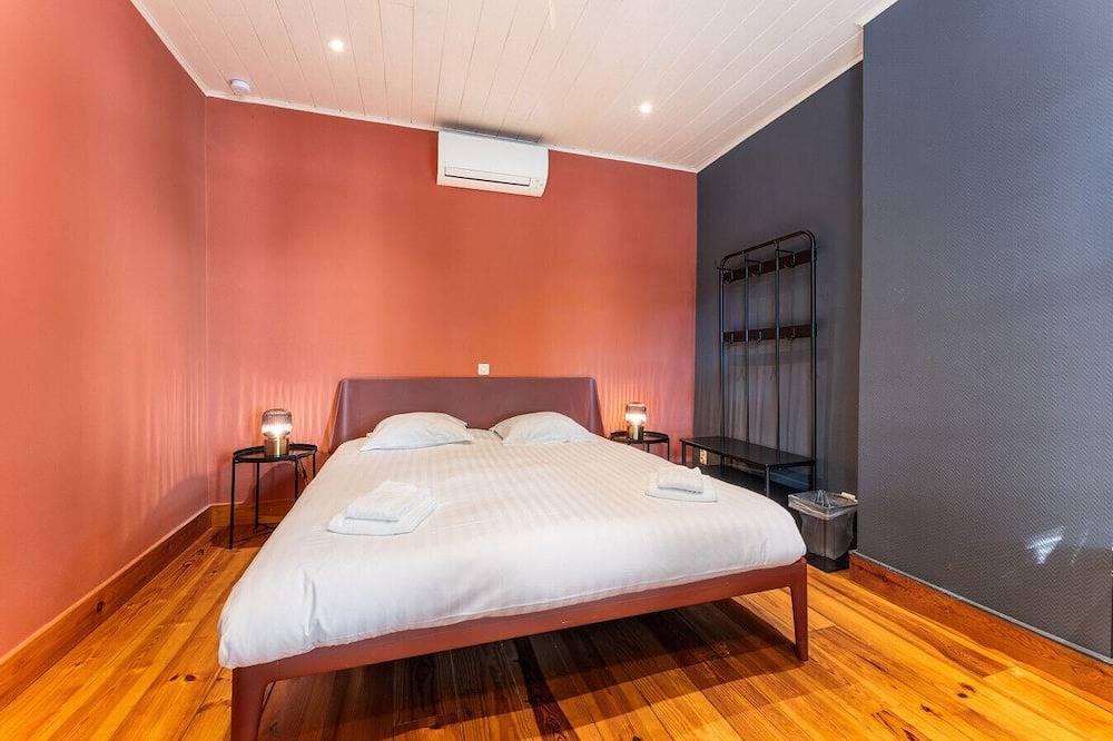 Room with view on old city square The Lake Suites in Bruges, Flandre-Occidentale