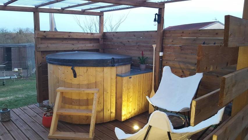Maison de campagne pour 2 personnes, avec terrasse ainsi que jacuzzi et jardin, animaux acceptés dans Mattexey
