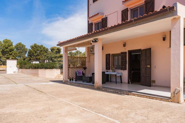 Appartamento intero, Casa vacanze 'Olmi' con terrazza privata, Wi-Fi e aria condizionata in Capitana, Quartu Sant'Elena