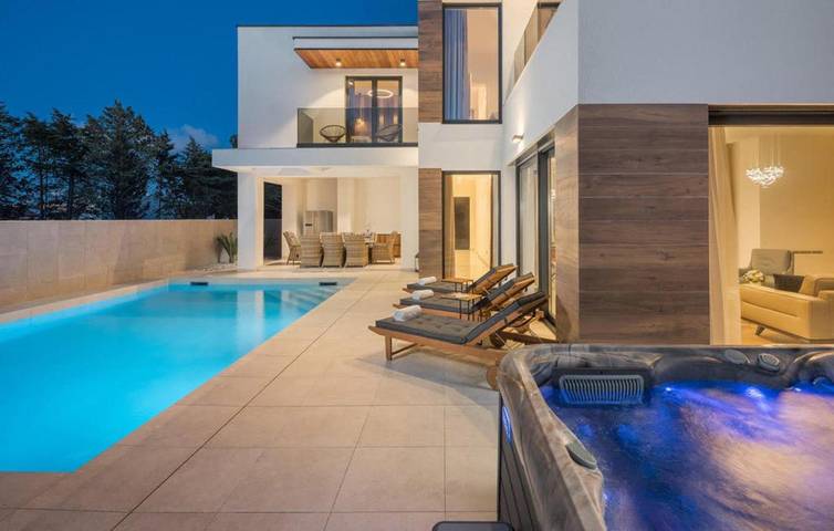 Location de vacances pour 10 personnes, avec Jacuzzi et Terrasse ainsi que Jardin et Piscine dans Petrovija