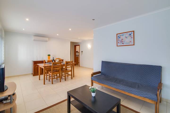 Apartamento entero, Apartamento vacacional 'Da Praia' junto a la playa con Wi-Fi y aire acondicionado in Armação de Pêra (costa), Armação de Pera